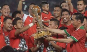 Pemain persija bambang pamungkas terima trofi piala presiden dari jokowi